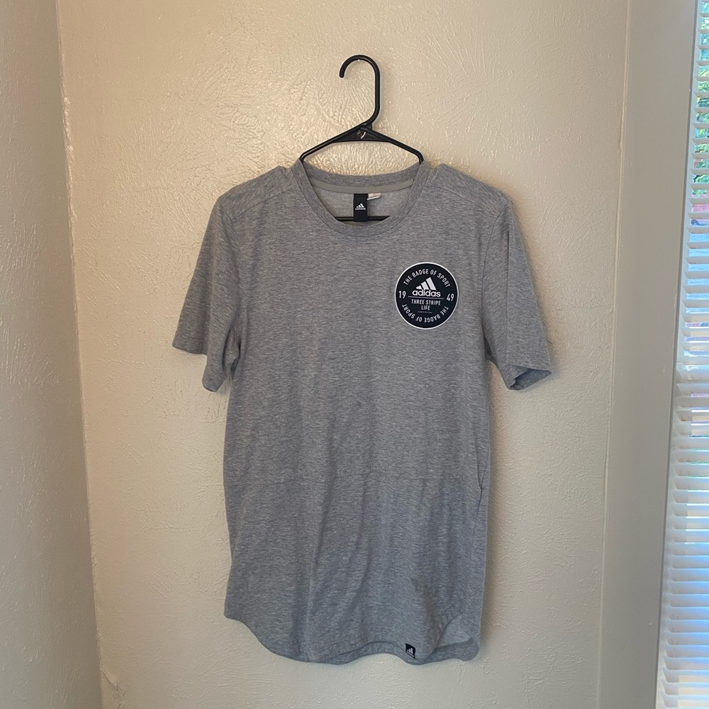 Adidas shirt (M)